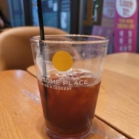  '백신 미접종자 차별 논란' 투썸플레이스, 스티커 부착 전면 중단