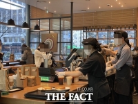  '체감 인상률 높지만 이용할 것'…스타벅스, 가격 인상에도 붐비는 이유는