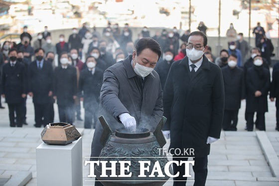 국민의힘 윤석열 대선 후보가 15일 오전 부산 영도구 순직선원위령탑을 찾아 참배한 뒤 선원들의 희생과 헌신이 우리 경제발전과 이만큼 잘먹고 사는데 큰 기여를 했다는 의미가 된다며 이같이 밝혔다./윤석열 후보 캠프 제공.