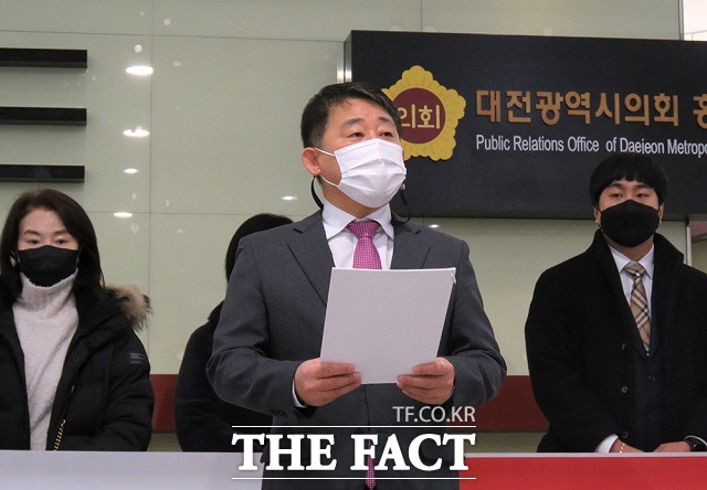 서철모 전 대전시 행정부시장이 17일 대전시의회에서 대전 서구청장 출마를 선언하고 있다. / 대전 = 김성서 기자