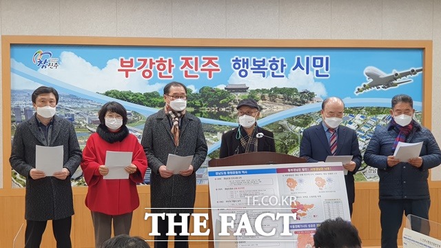 경남도청환원 진주시민 운동본부는 17일 진주시청 브리핑룸에서 경남의 균형발전을 위해 도청을 진주로 환원해 달라며 기자회견을 하고 있다./진주=이경구 기자.