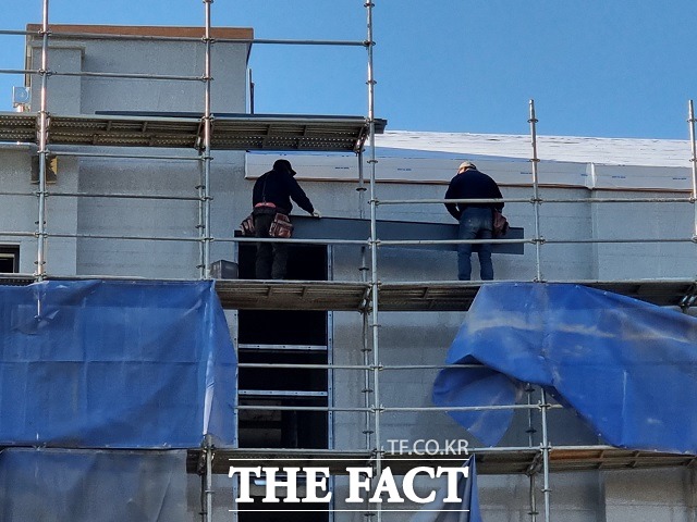 충북 청주 오송 바이오폴리스지구 일대의 한 다가구주택 신축 공사장에서 노동자들이 안전모를 쓰지 않은 채 작업대를 이용하고 있다. / 독자 제공