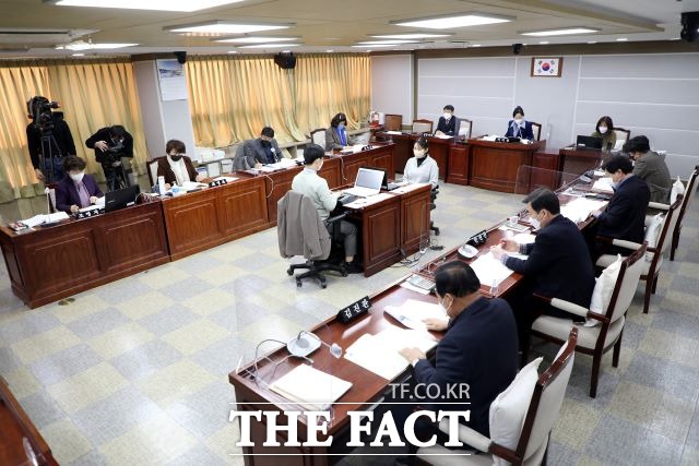 17일 열린 수원시의회 복지안전위원회의 모습./ 수원시의회 제공