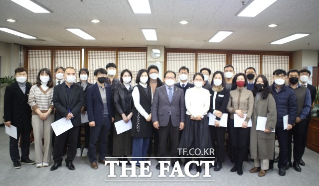 조상중 의장은 직원들에게 “의회의 인사가 독립되는 역사적인 날을 맞이하여 감회가 새롭다”며 “지방의회의 역량을 강화해 주고 전문적 차원을 높여 시민들에게 신뢰받은 의회가 될 수 있게 노력해 달라”고 당부했다. / 정읍시의회 제공