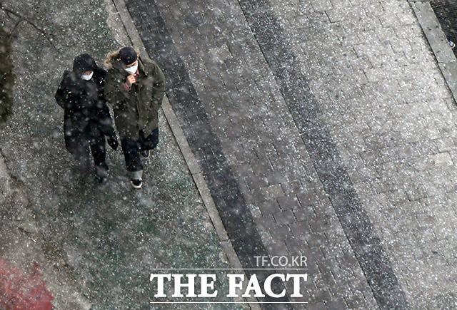 서울 지역에 눈이 시작된 17일 오후 서울 마포구 상암동 일대에 함박눈이 내리고 있다./임영무 기자