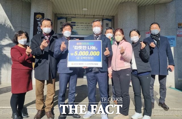 순천컨트리클럽은 1월1일 하루동안 수익금 600백만원 가운데 별량면 행정복지센터에 500만원, 형편이 어려운 학생에게 100만원 등을 성금으로 기탁했다. /별량면 행정복지센터 제공