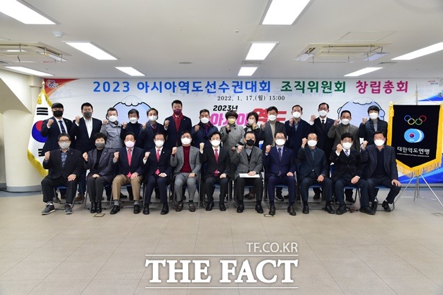 진주시가 17일 ‘2023년 아시아역도선수권대회 조직위원회 창립총회를 열고 본격적인 준비활동에 들어갔다./진주시 제공