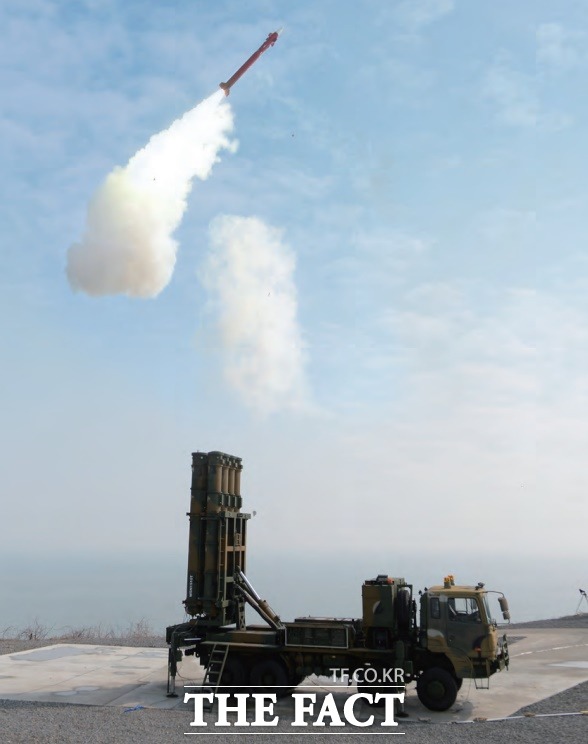 천궁-Ⅱ 발사대에서 요격미사일이 발사되고 있다./LIG넥스원