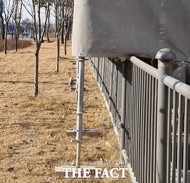 충북 청주 오송 바이오폴리스지구 일대의 한 다가구주택 신축 공사장 인근 완충 녹지에 점용허가를 받지 않은 비계가 설치돼 있다. / 독자 제공
