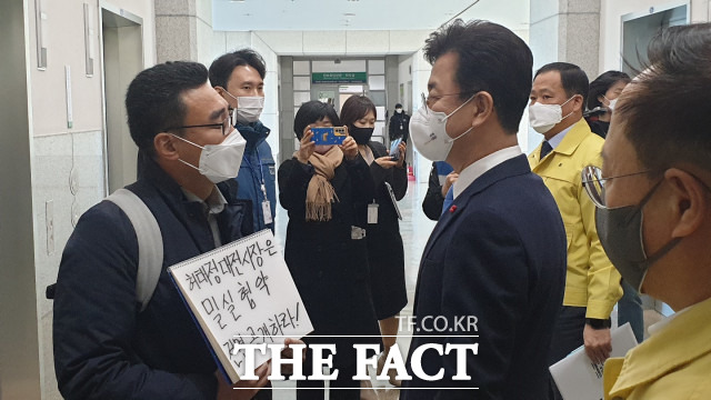 김동석 토닥토닥 이사장(왼쪽)과 허태정 대전시장이 17일 시청 대회의실 앞에서 대전시-넥슨 세부협약 에 대해 설전을 벌이고 있다. / 대전=최영규 기자