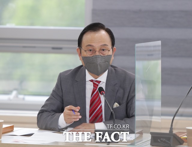 박상돈 천안시장이 17일 간부회의를 갖고 관내 18개 공동주택 공사 현장에 대한 현장 점검을 지시했다. 사진은 박상동 시장이 회의를 주재하는 모습. / 천안시 제공