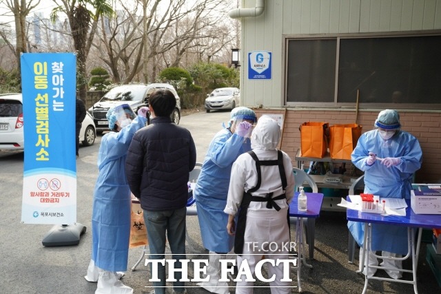 목포시는 지난 13일,14일 양일 간 전 시민을 대상으로 코로나19 전수검사를 실시한데 이어 외국인 근무 다수업체, 집단시설 등에 직접 찾아가는 선별검사를 시행하고 있다. /목포시 제공