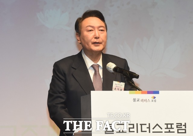윤석열 국민의힘 대선 후보가 17일 오후 서울 중구 신라호텔에서 열린 불교리더스포럼 제5기 출범식에서 축사를 하고 있다. /국회사진취재단