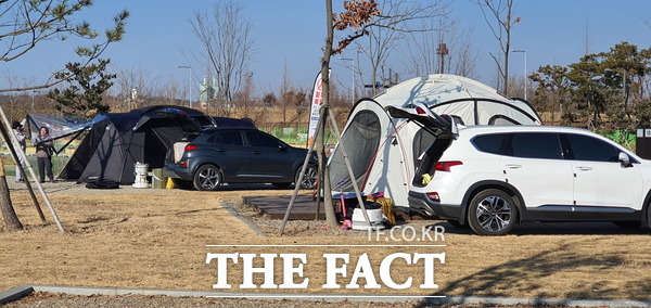 16일 수도권매립지 캠핑장에서 가족 단위의 야영객이 텐트를 철거하고 있다. /인천=지우현 기자