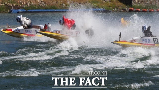 미사리경정장에서 경주에 참가한 선수들이 스타트 직후 1턴마크에서 경합을 펼치고 있다./경주사업총괄본부 제공