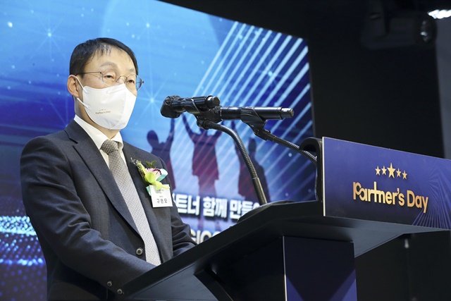 구현모 KT 대표가 18일 노보텔 앰배서더 서울 동대문에서 열린 제8회 파트너스데이에 참석해 환영사를 하고 있다. /KT 제공