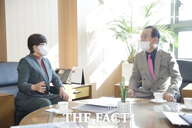 박상돈 천안시장(우측)이 지난해 10월 한국도로공사 본사를 방문해 김진숙 사장(좌측)과 입장휴게소 하이패스 나들목 설치 사업을 위한 협의를 진행하고 있다. / 더팩트DB