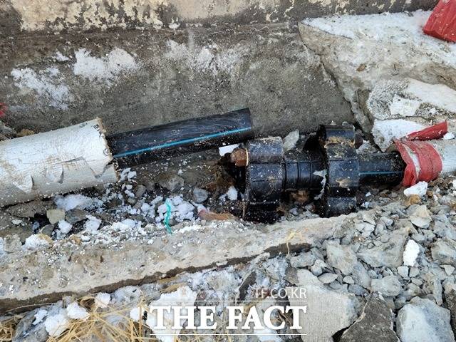 한파로 천안 원성동 일부 상수도관이 파열돼 50여가구에 수돗물 공급이 중단됐다. / 맑은물사업소 제공