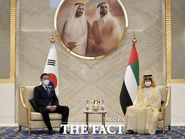 UAE를 방문한 문재인 대통령이 16일 오후(현지시간) 두바이 엑스포 리더십관에서 모하메드 빈 라시드 알 막툼 UAE 총리 겸 두바이 통치자와 회담하고 있다. /청와대 제공