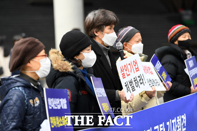안전사회시민연대는 17일 오후 서울 용산구 HDC 현대산업개발 본사 앞 광장에서 정몽규 회장과 건설사를 규탄하는 기자회견을 진행했다. /임세준 기자