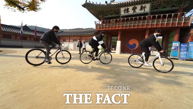행궁동에서 자전거 문화를 확대하기 위해 모인 청년과 청소년들이 자전거를 타고 지역조사를 하고 있다./ 수원시 제공