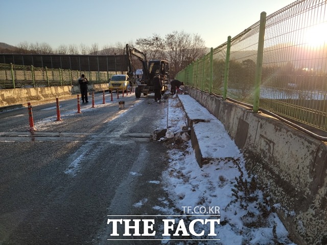 한파로 천안 상수도관이 파열돼 시가 응급복구를 하고 있다. / 맑은물사업소 제공