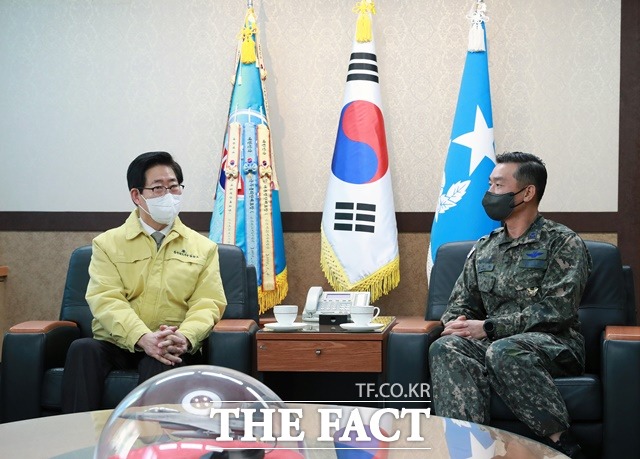 양승조 충남지사는 18일 박기완 공군 제20전투비행단장을 만나 면담을 하고 있다. /충남도 제공