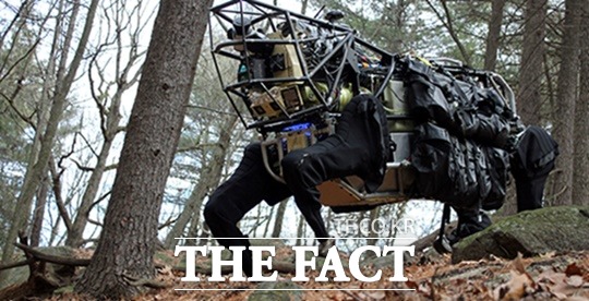 미국 국방부 산하 고등연구계획국(DARPA)이 개발한 LS3 짐노새(Pack Mule)가 삼림지역을 이동하고 있다. /미국 고등연구계획국