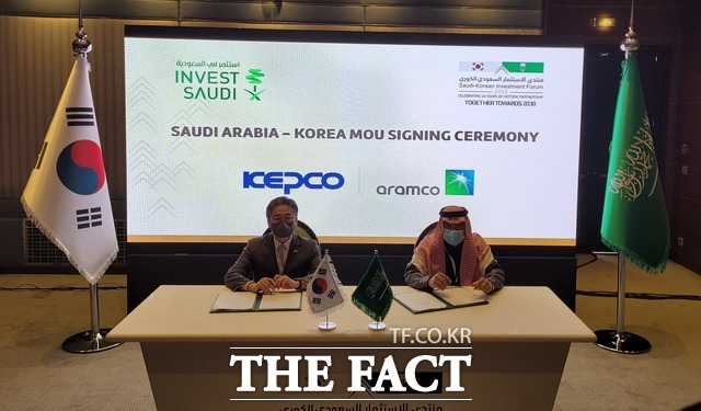 한전과 사우디 에너지 기업인 아람코가 수소,암모니아 협력에 관한 양해각서를 체결했다. 정승일 한전 사장(왼쪽)과 아민 알 나세르 아람코 사장(오른쪽) / 한국전력 제공