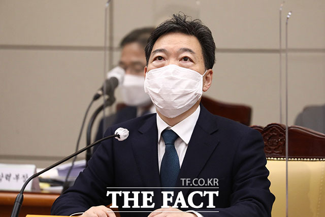 김오수 검찰총장이 박범계 법무부 장관이 추진하는 중대재해 전문 대검검사급(검사장) 공모에 반대 입장을 밝혔다./임영무 기자