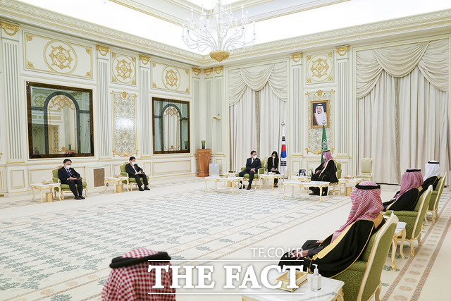 18일 오후 사우디 리야드 야마마궁에서 문재인 대통령과 모하메드 빈 살만 사우디 왕세자의 공식회담이 진행되고 있는 모습. /청와대 제공