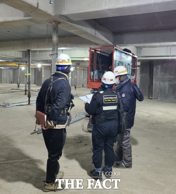 시흥소방서가 2월말까지 겨울철 화재 예방 대비 불법행위를 단속, 현장 관계자들이 단속에 대한 대화를 나누고 있다 /시흥소방서 제공