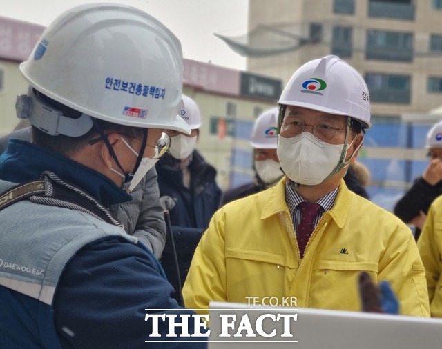 박상돈 천안시장이 19일 아파트 건축공사장을 찾아 현장 관계자로 부터 동절기 공사진행 현황을 보고 받고 있다. / 천안=김경동 기자