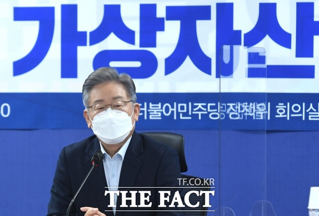 이재명 더불어민주당 대선 후보가 가상자산 법제화를 추진해 입법 공백을 메우겠다며 이를 포함한 가상자산 4대 공약을 발표했다. 지난해 11월 11일 국회 의원회관에서 열린 가상자산 간담회 모습. /남윤호 기자