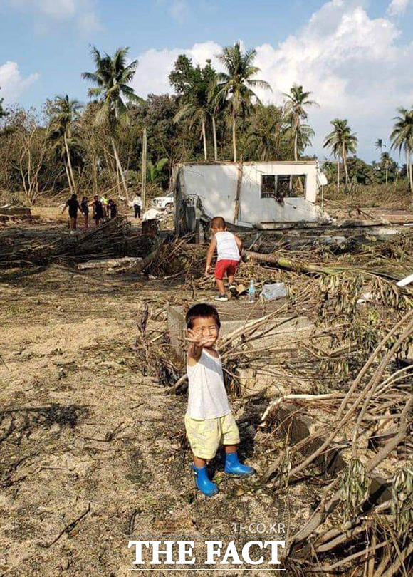 통가 화산 피해지역의 어린이. /통가 왕국 영사관 트위터 캡처