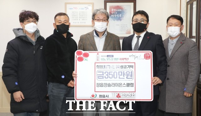 정읍 청솔라이온스클럽 강민철 회장(우측 2번째)은 “진정성과 지속성을 바탕으로 지역사회를 위한 나눔 봉사를 적극적으로 실천할 것”이라며 “이를 통해 정읍시와 함께 성장하고 그 성장을 동력 삼아 다시 사회에 환원할 수 있도록 노력하겠다”고 전했다. / 정읍시 제공