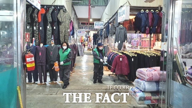 새마을지도자와 회원 20여 명은 샘고을시장 일원에서 공중화장실 등 공동시설과 점포 사이사이 통로와 바닥, 문, 벽 등을 꼼꼼히 소독했다. / 정읍시 재공