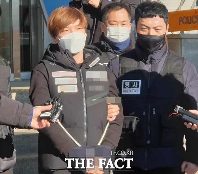 천안에서 이별을 통보한 여자친구를 살해한 혐의를 받는 조현진(27)이 21일 검찰로 송치되고 있다. / 천안 = 김아영 기자