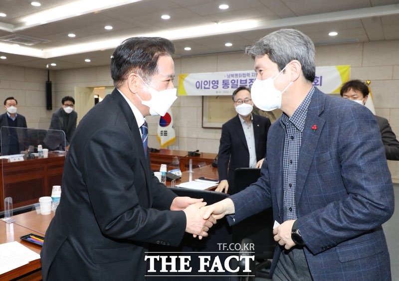 최대호(안양시장) 남북평화협력 지방정부협의회장이 이인영(오른쪽) 통일부 장관을 만나고 있다./ 안양시 제공