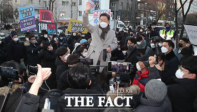 이재명 더불어민주당 대선후보가 21일 서울 마포구 연남동 거리에서 열린 걸어서 민심 속으로 연남동 거리 걷기 행사에서 시민들에게 인사하고 있다. /국회사진취재단