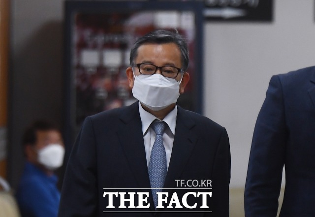 김학의 전 법무부 차관이 지난해 9월 2일 오전 서울고법에서 열린 파기환송심 첫 재판에 출석하고 있다. /이동률 기자