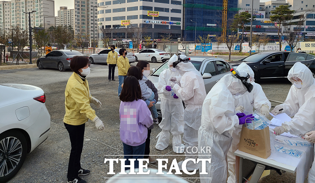 코로나19 방역요원이 검체검사를 하고 있다./봉화=이민 기자