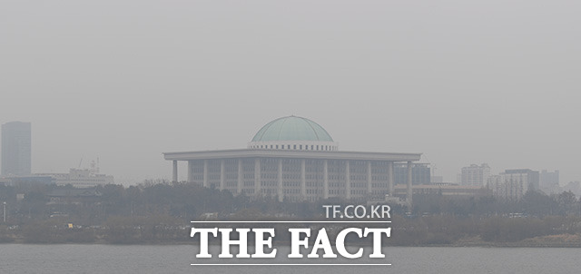 23일 전국이 대체로 흐린 날씨를 보이는 가운데 곳에 따라 비가 내릴 전망이다. /더팩트DB