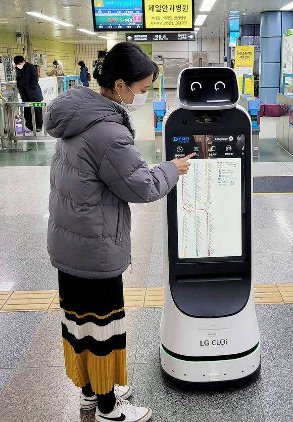 LG전자 안내로봇인 LG 클로이 가이드봇이 대구도시철도 1호선 상인역에서 고객들을 맞이하고, 지하철 관련 정보와 역사 내 주요시설을 안내한다. 사진은 지하철을 이용하는 시민이 LG 클로이 가이드봇을 통해 노선도를 확인하고 있는 모습. /LG전자