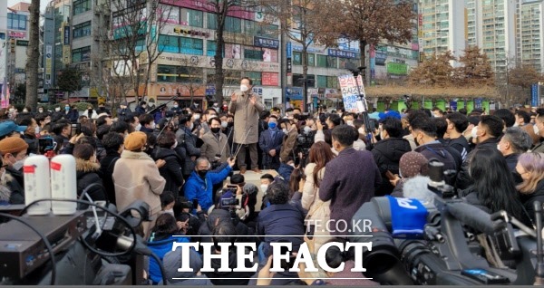 더불어민주당 이재명 후보가 오산시청 광장에서 시민들을 만나고 있다/이상묵 기자