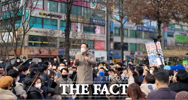 23일 오후 1시 20분 이재명 대통령후보가 오산시청 광장에서 시민들과 소통을 하고 있다/이상묵 기자