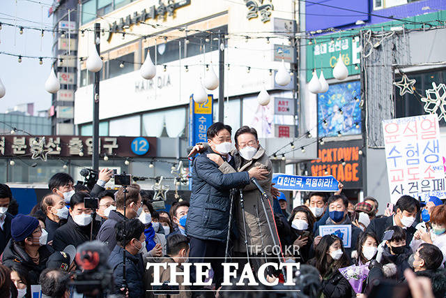 김영진 더불어민주당 의원(왼쪽)과 포옹하는 이재명 후보.