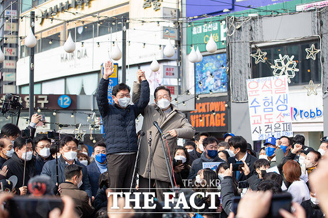 김승원 더불어민주당 의원(왼쪽)과 손흔드는 이재명 후보.