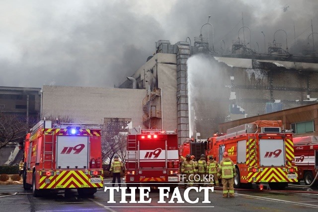 23일 오후 울산 효성티앤씨 공장에서 발생한 화재가 12시간째 이어지고 있다. 불이 난 곳은 울산시 남구 매암동 효성티앤씨 공장 내 나일론을 생산하는 지하 1층~지상 6층, 연면적 2만7141㎡ 규모의 건물이다./울산소방본부 제공