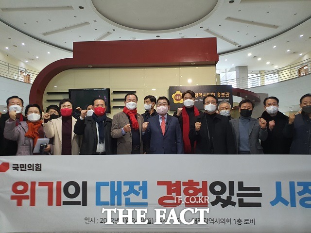 박성효 전 대전시장과 지지자들이 24일 대전시의회 로비에서 대전시장 출마 기자회견을 앞두고 기념촬영을 하고 있다. / 대전 = 김성서 기자